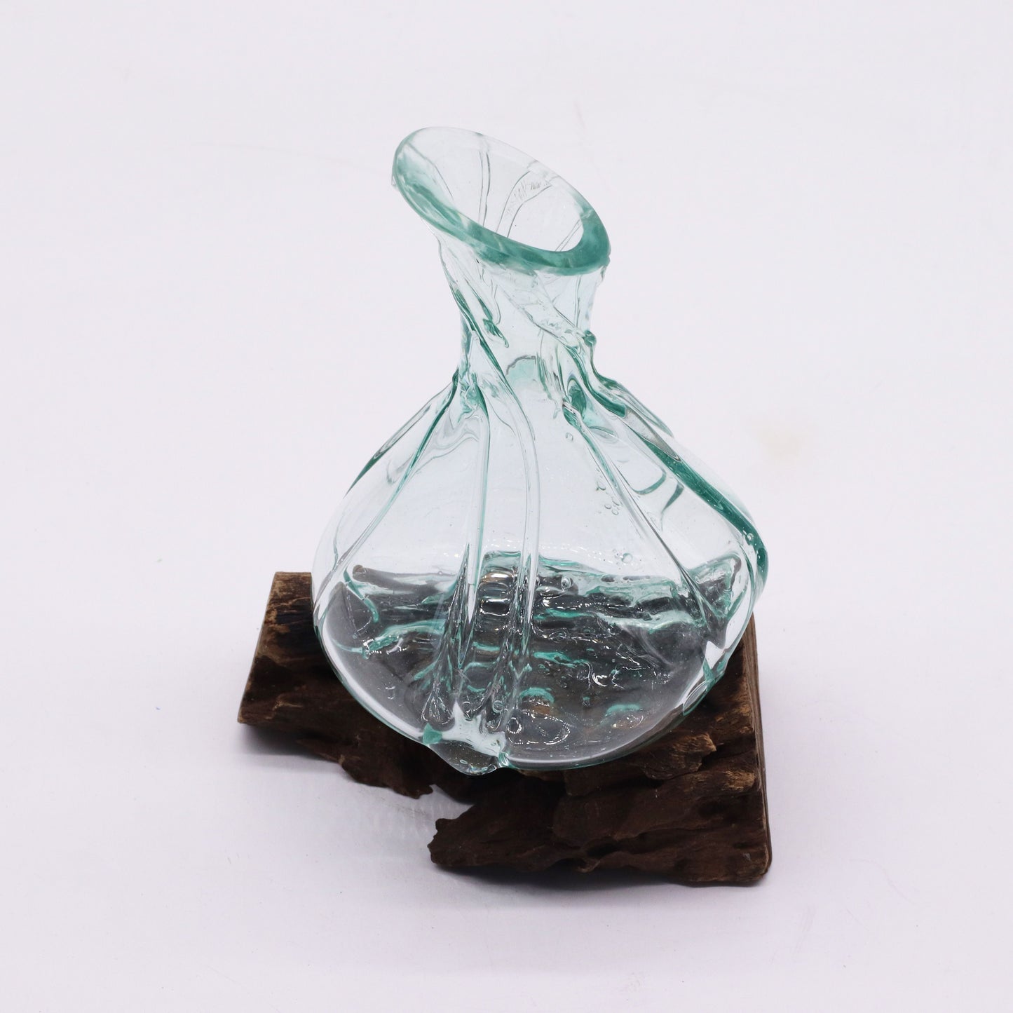 Mini decantador de vidrio fundido decorativo sobre una base de madera, 24 cm